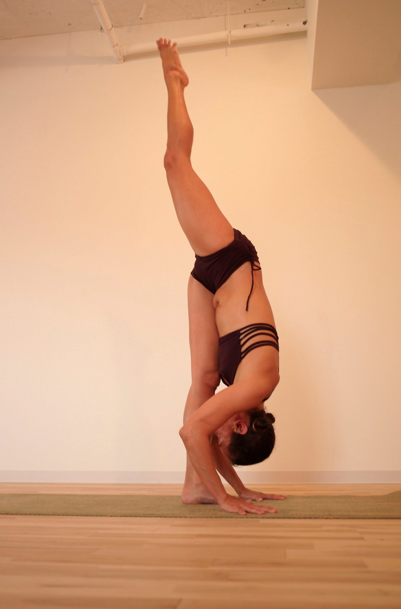 yoga-tree-standing-split